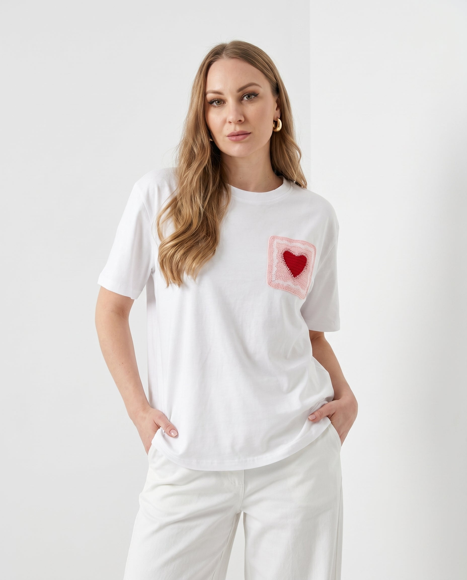T-shirt con patch cuore ricamato