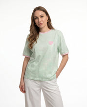 T-shirt a righe con cuore ricamato