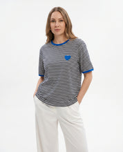 T-shirt a righe con cuore ricamato