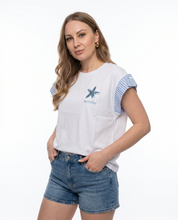 T-shirt bianca con stella marina ricamata e maniche a righe