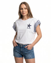 T-shirt bianca con stella marina ricamata e maniche a righe