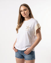 T-shirt bianca con stella marina ricamata e maniche a righe