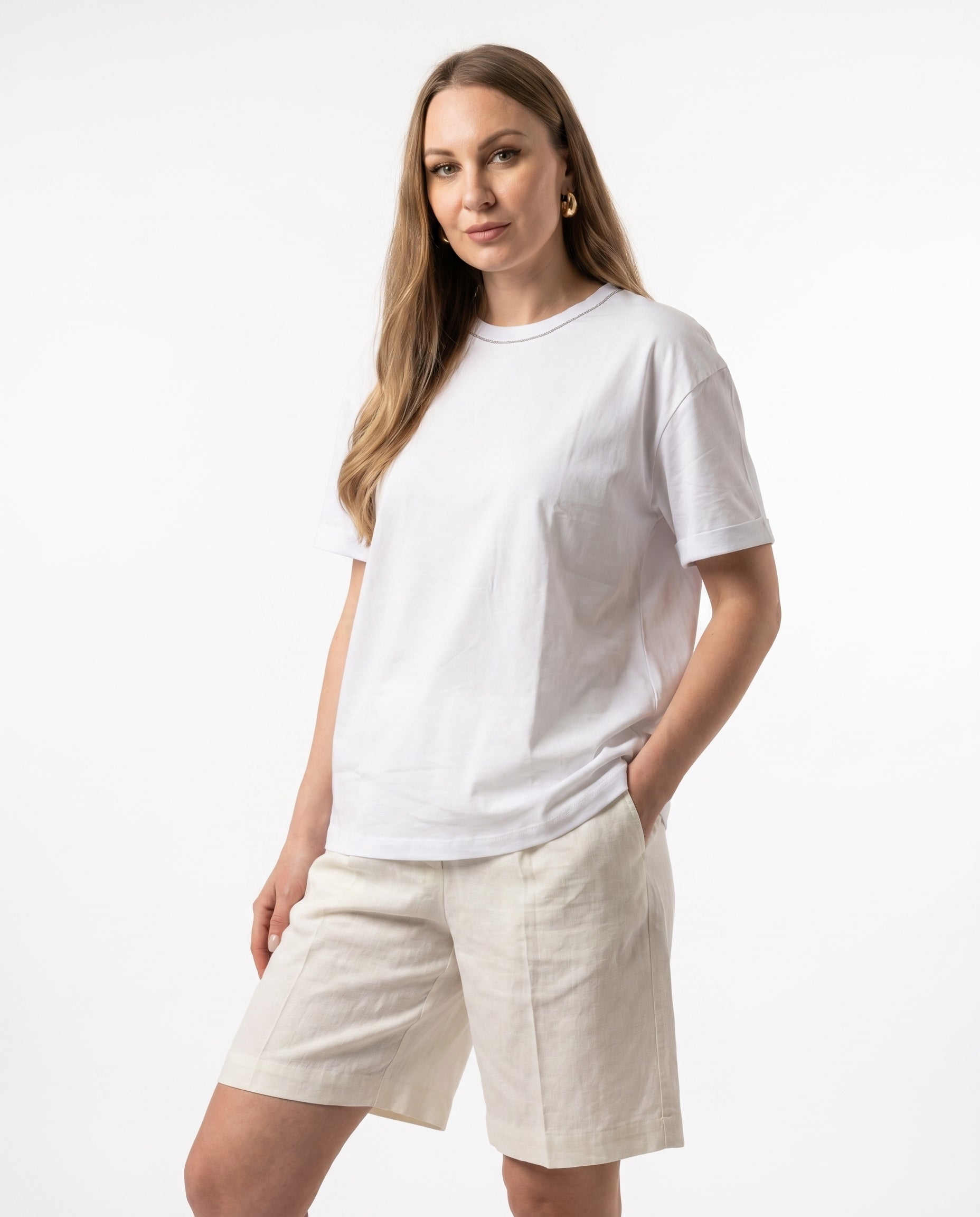 T-shirt basic con dettaglio catena al collo