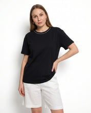 T-shirt basic con dettaglio catena al collo