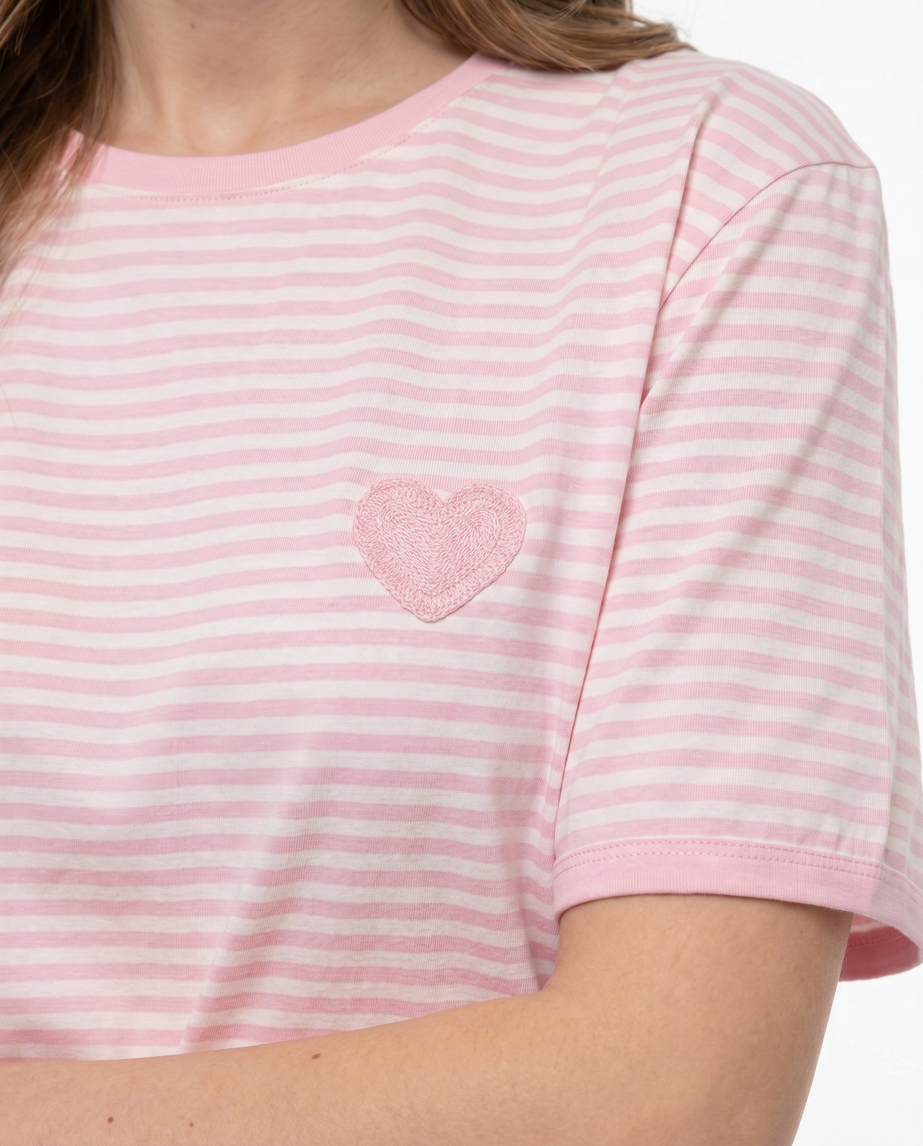 T-shirt a righe con cuore ricamato