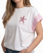 T-shirt bianca con stella marina ricamata e maniche a righe