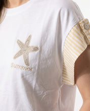 T-shirt bianca con stella marina ricamata e maniche a righe