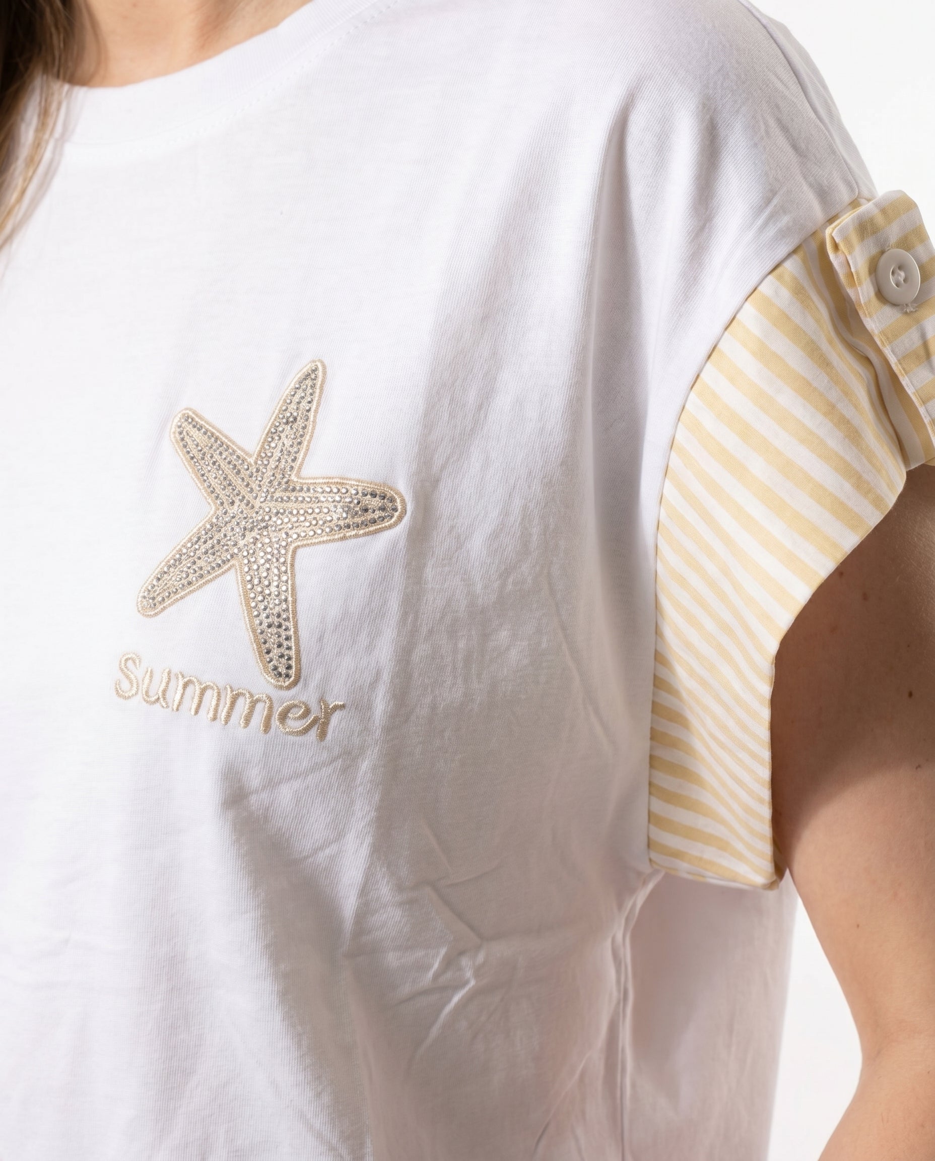 T-shirt bianca con stella marina ricamata e maniche a righe