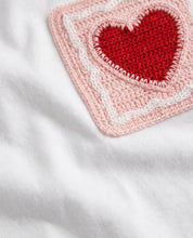 T-shirt con patch cuore ricamato