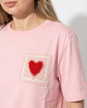T-shirt con patch cuore ricamato