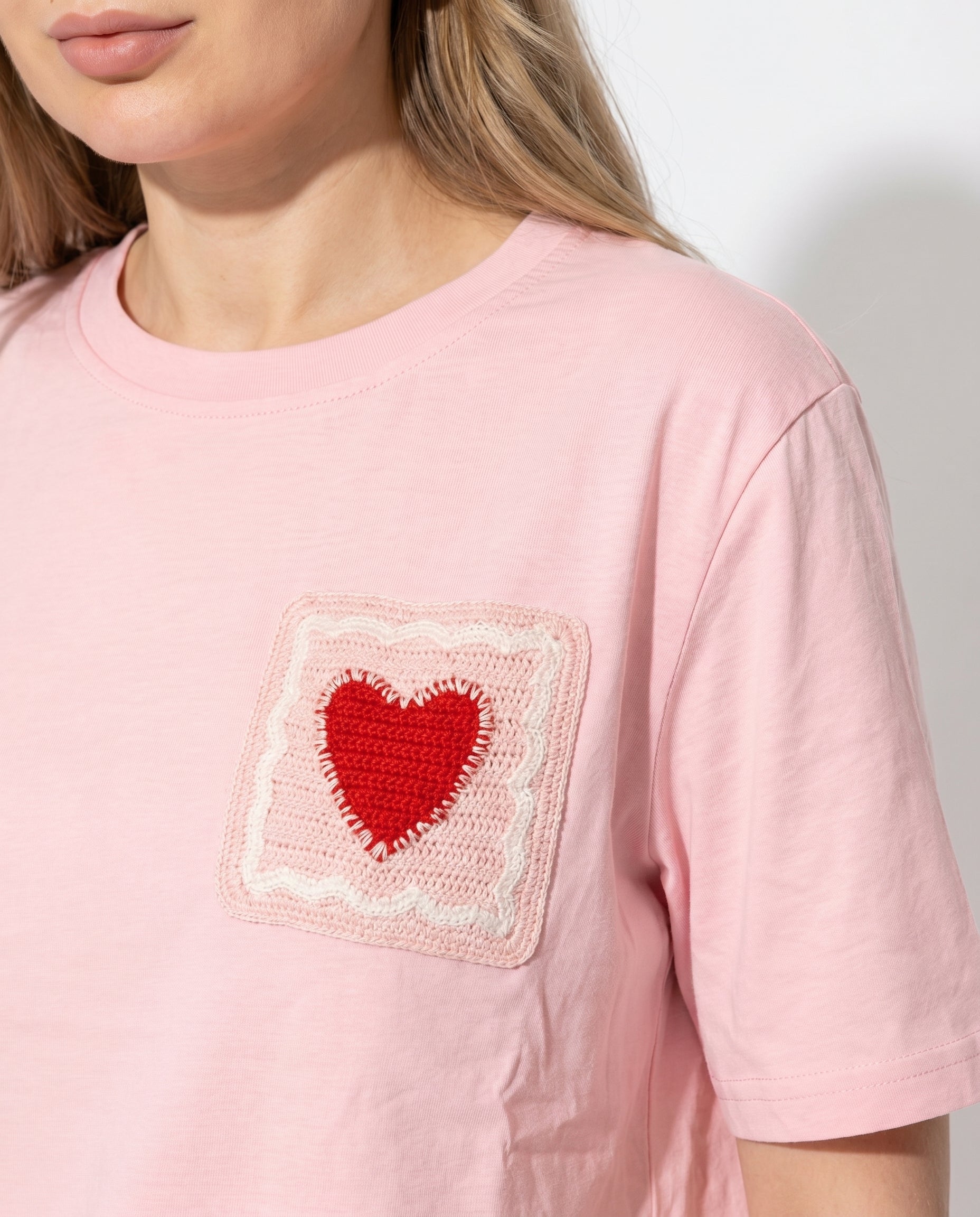 T-shirt con patch cuore ricamato