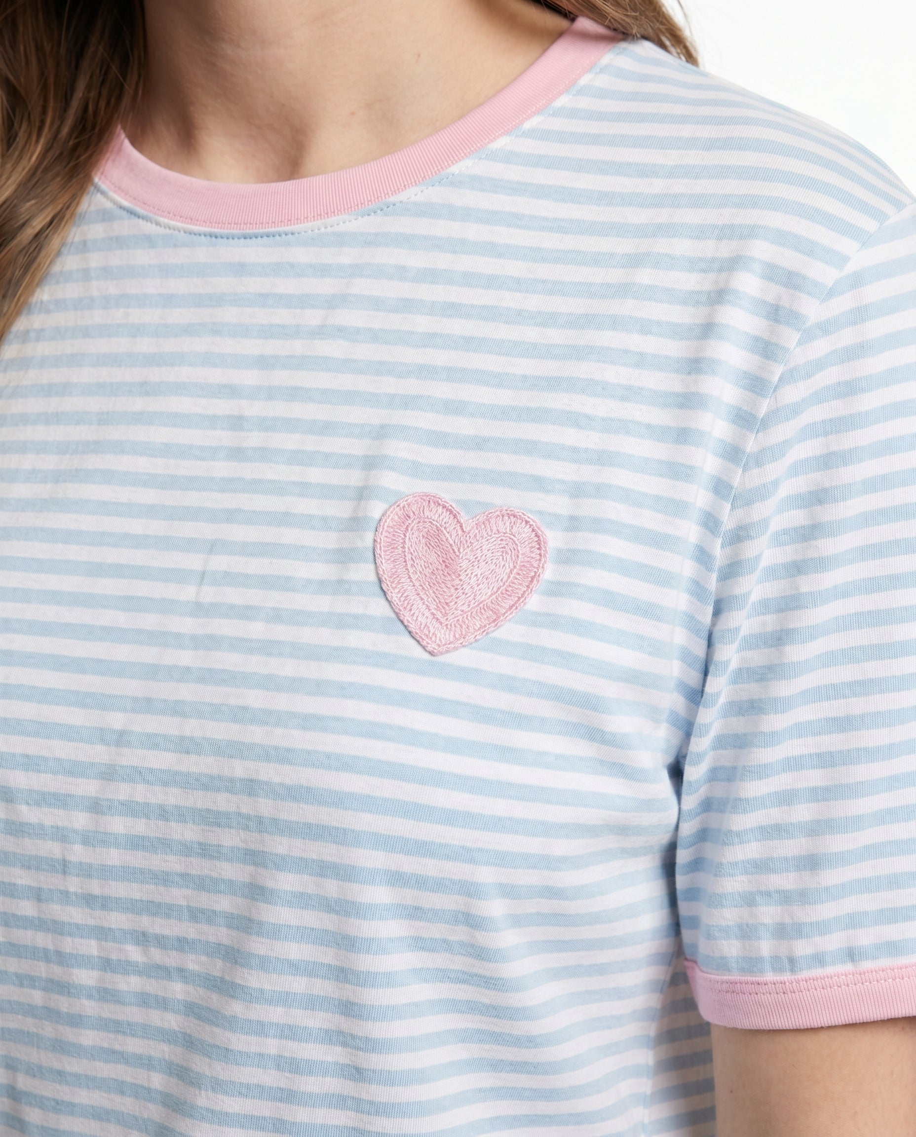 T-shirt a righe con cuore ricamato