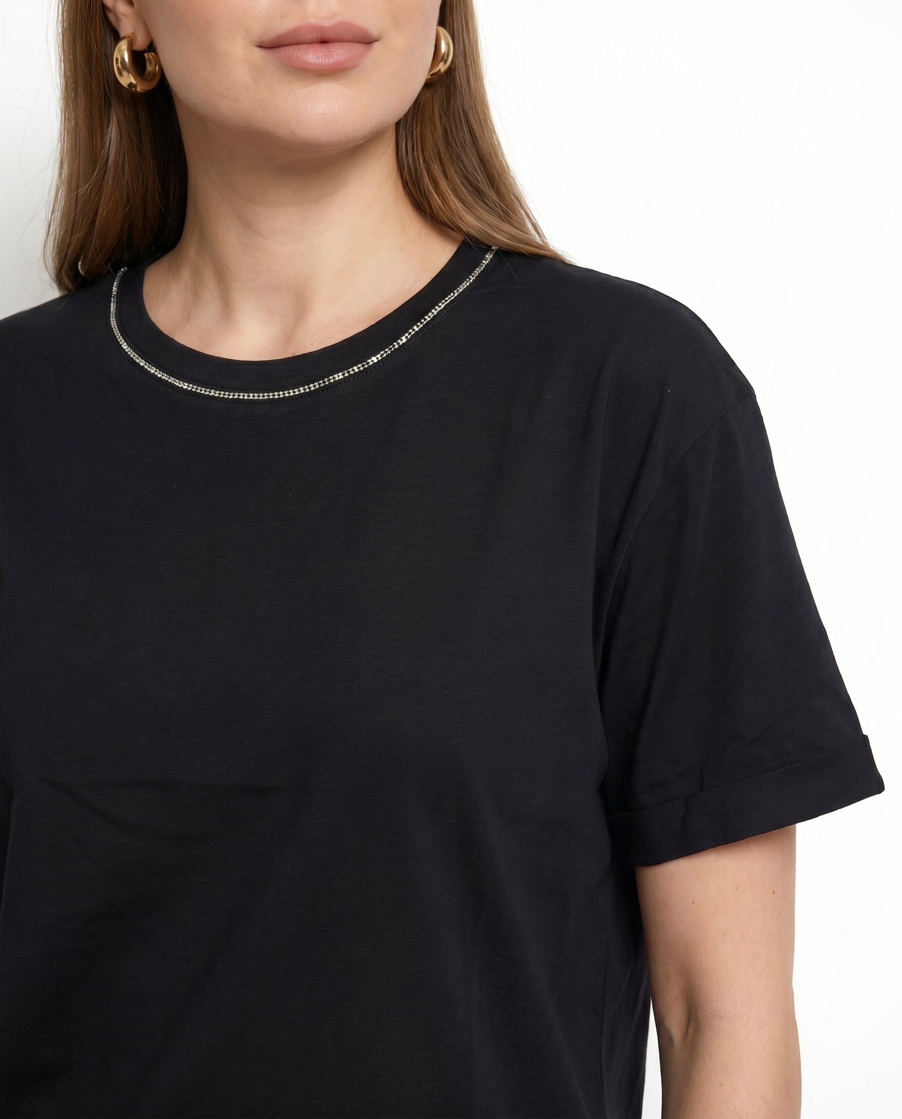 T-shirt basic con dettaglio catena al collo