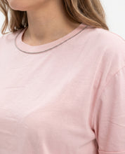 T-shirt basic con dettaglio catena al collo
