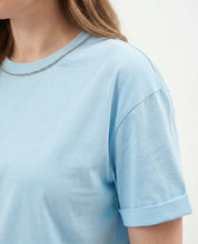 T-shirt basic con dettaglio catena al collo