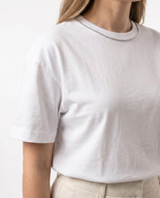 T-shirt basic con dettaglio catena al collo