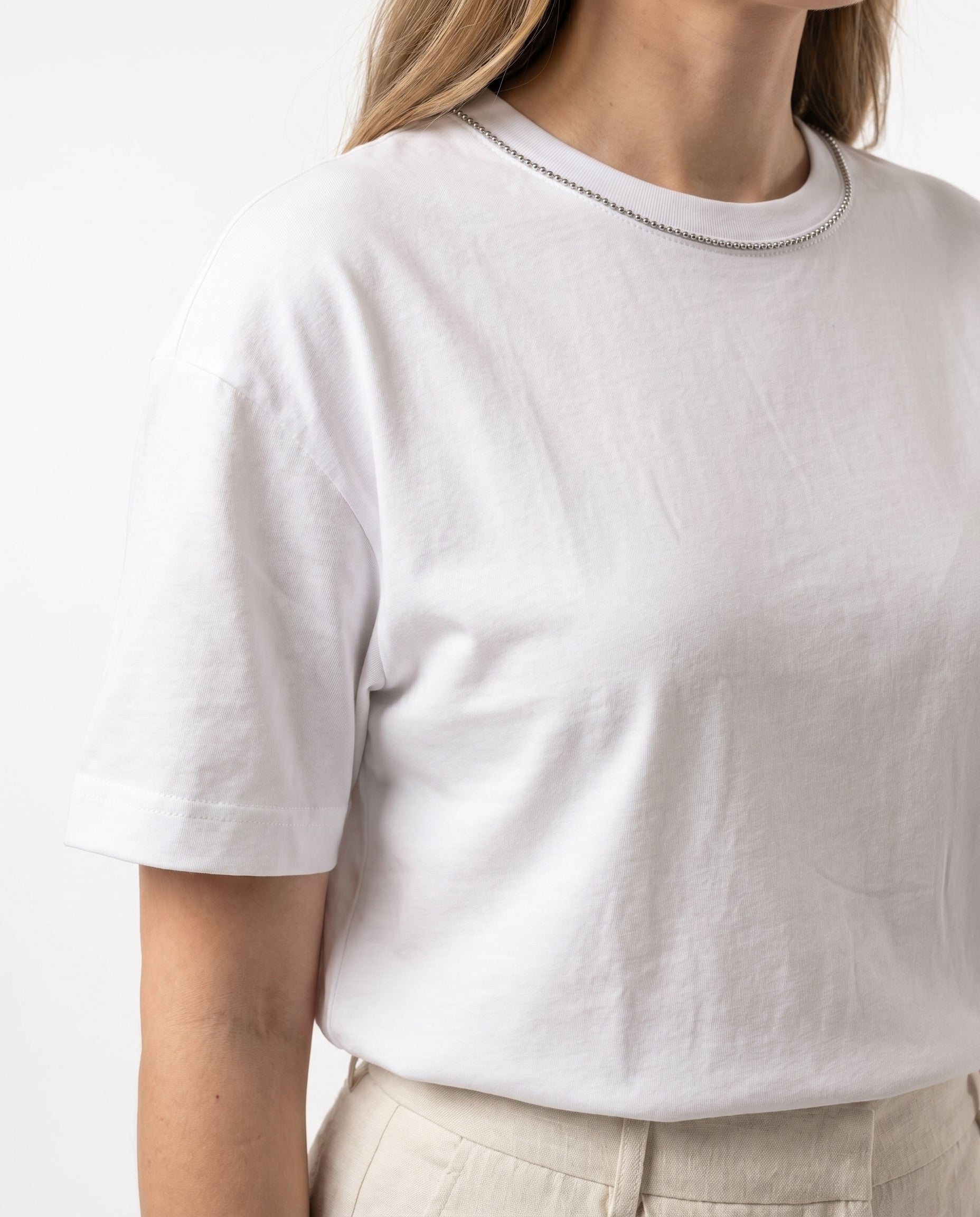 T-shirt basic con dettaglio catena al collo
