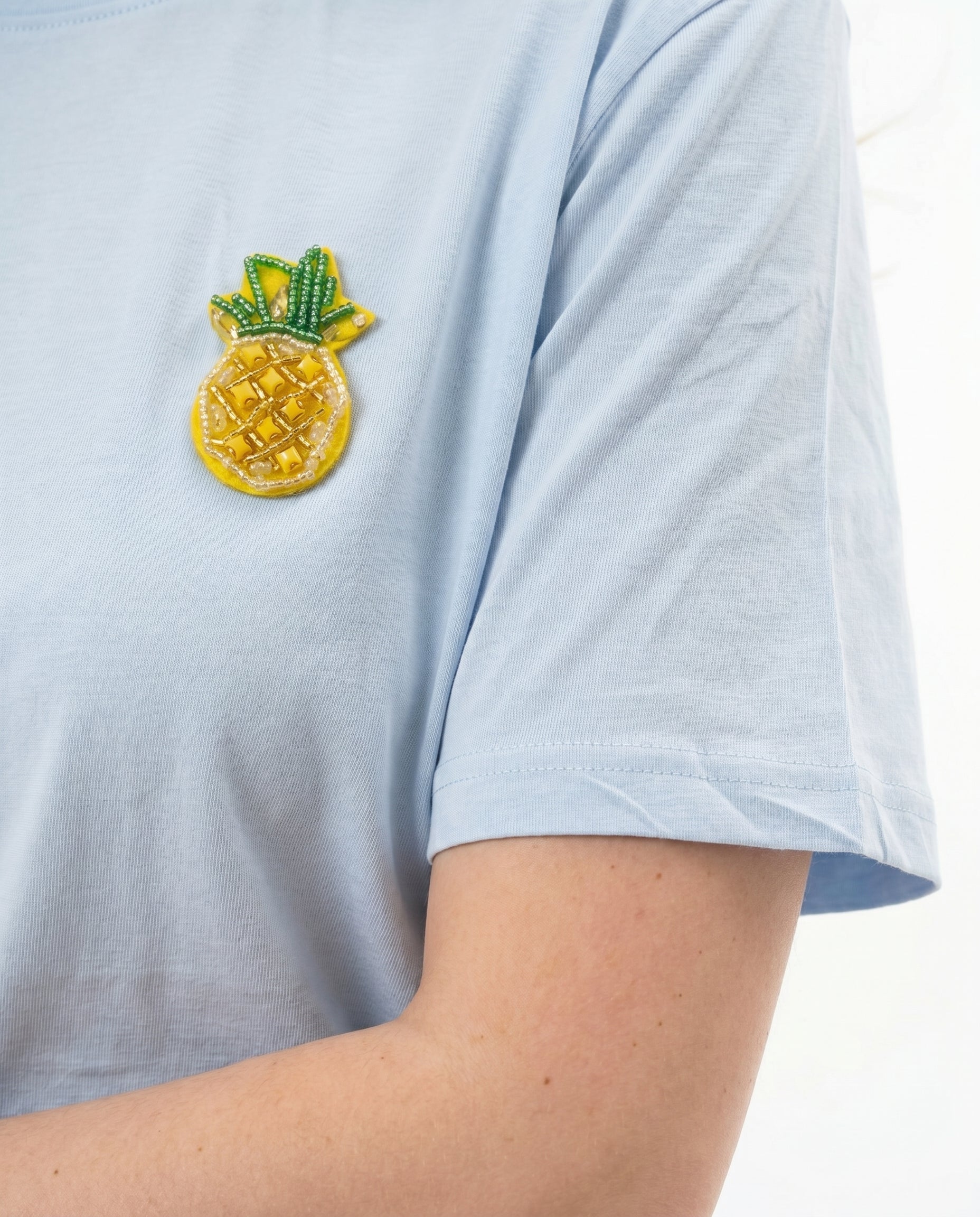T-shirt basic con patch frutta gioiello