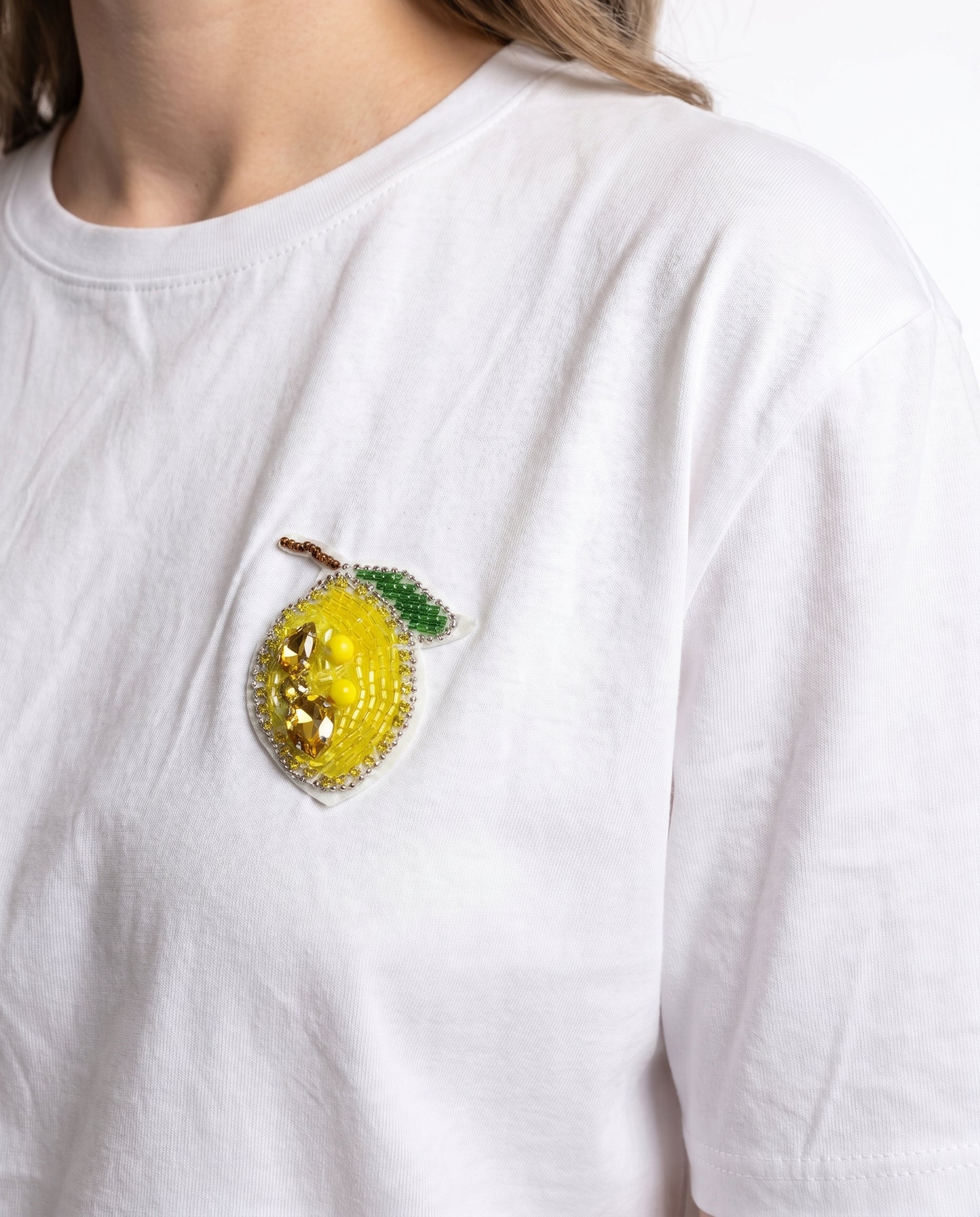 T-shirt basic con patch frutta gioiello