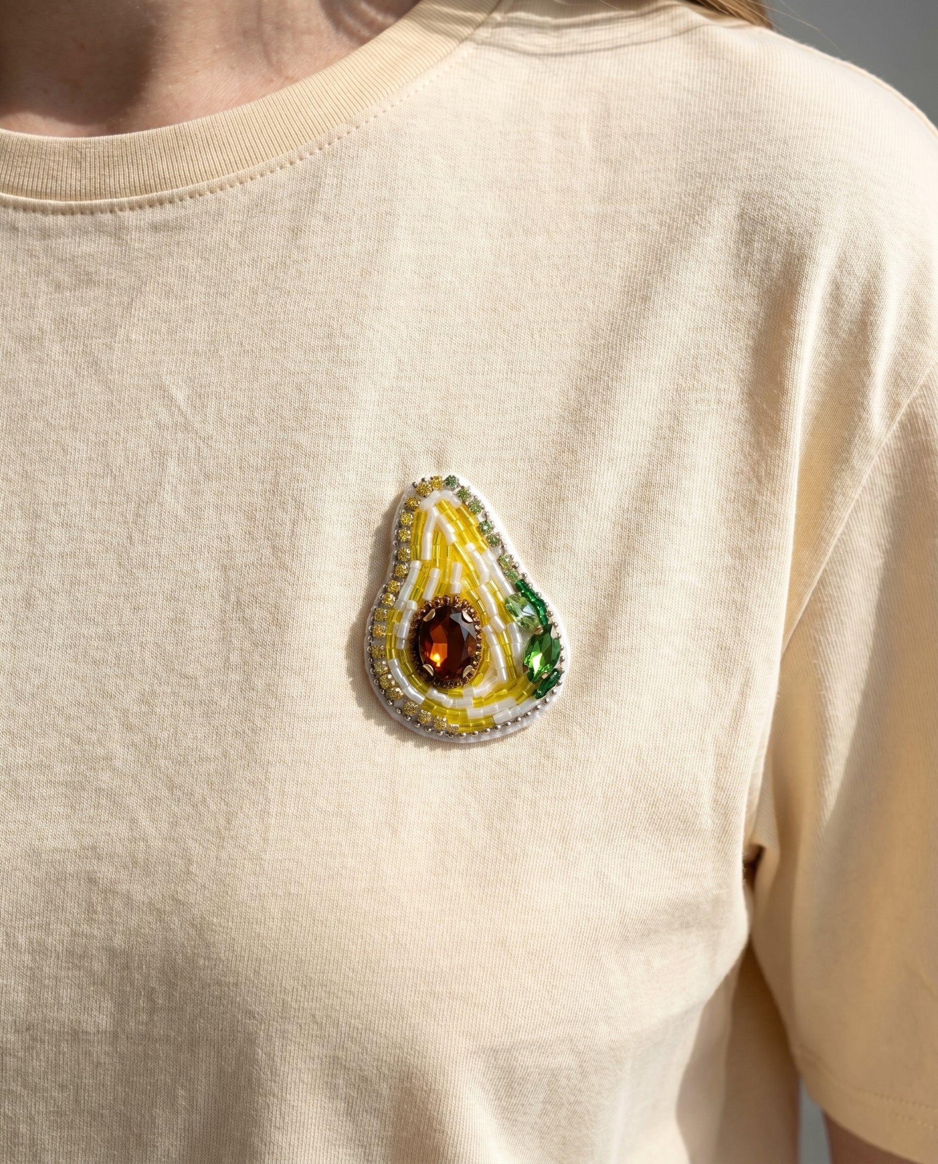 T-shirt basic con patch frutta gioiello