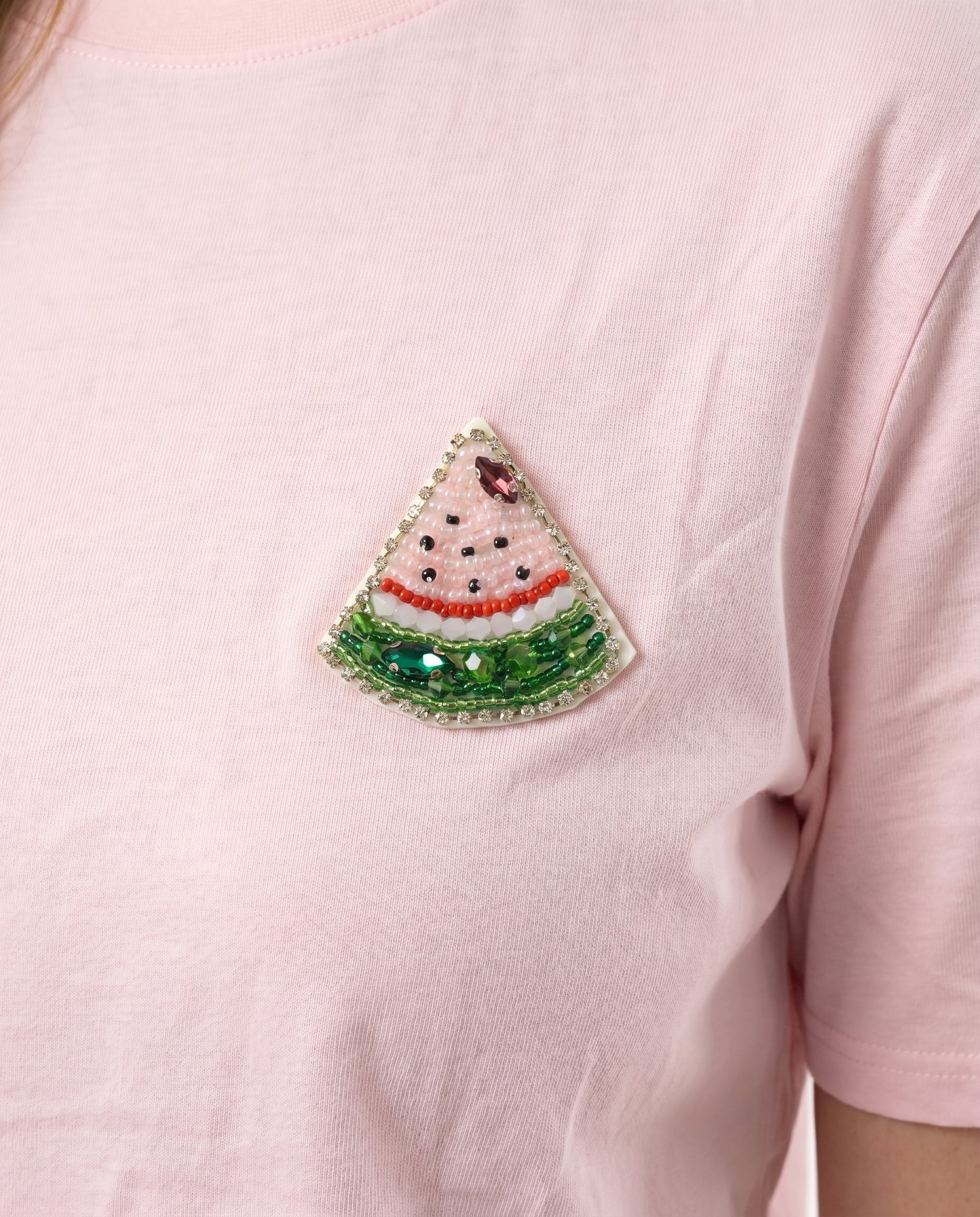 T-shirt basic con patch frutta gioiello