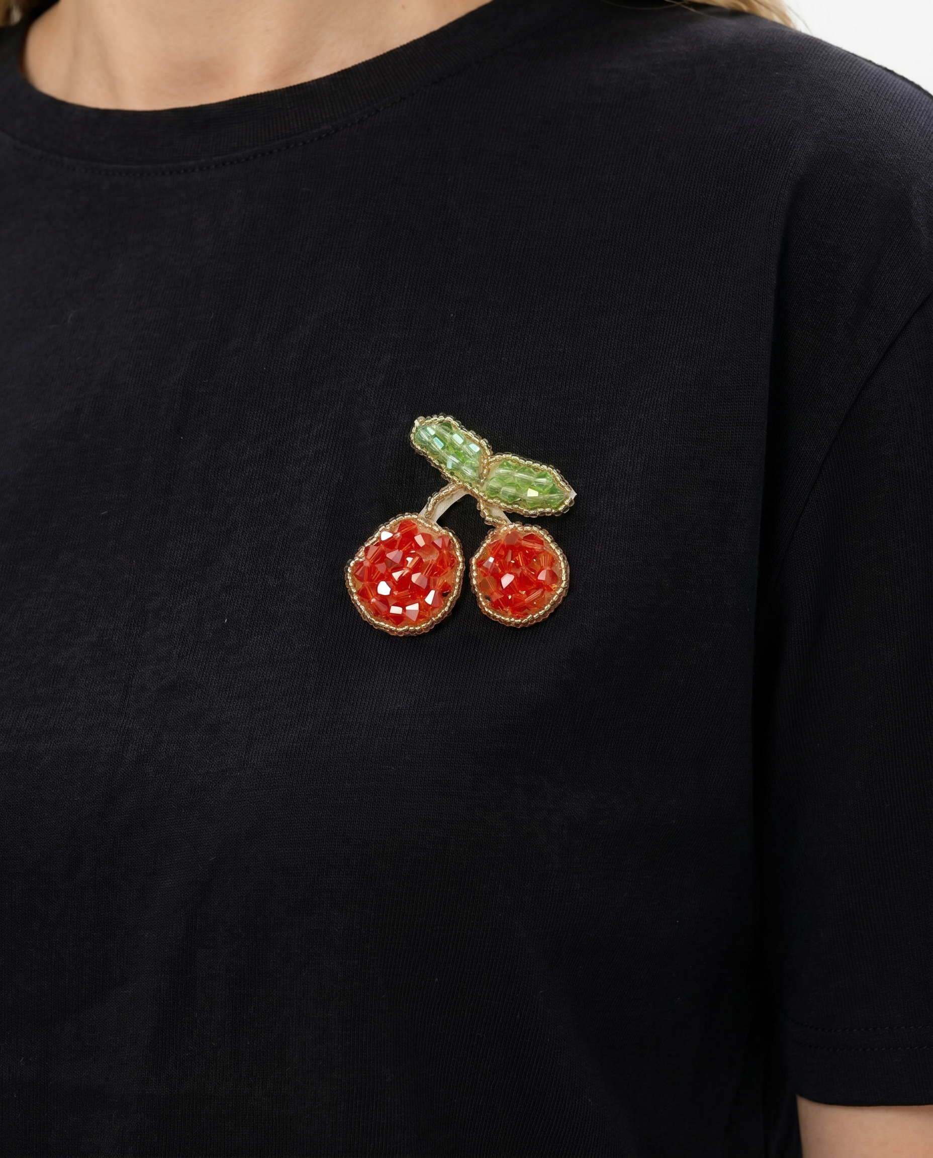 T-shirt basic con patch frutta gioiello
