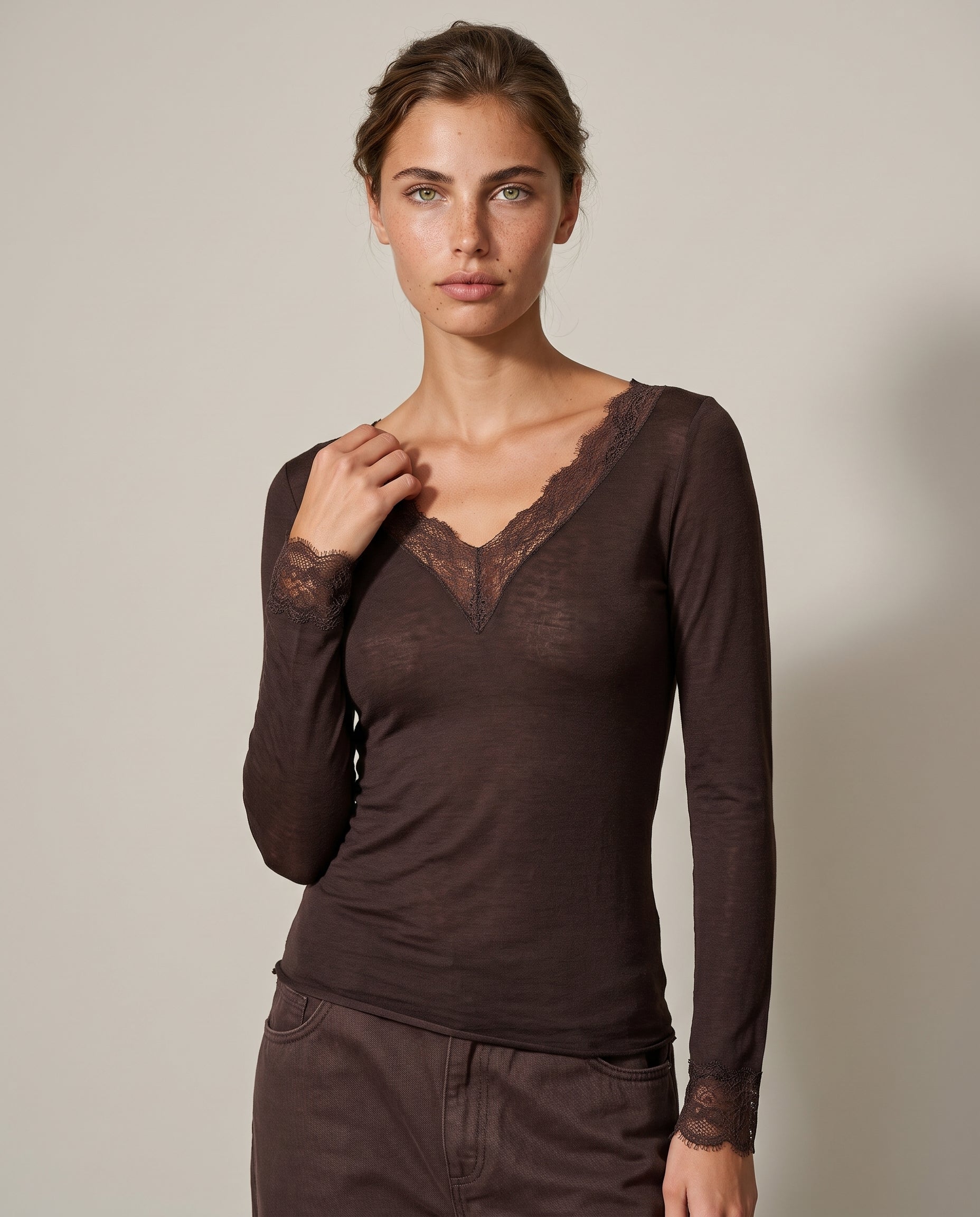 Maglia Essenziale Ultraleggera in Cashmere Scollo a V con pizzo Moro