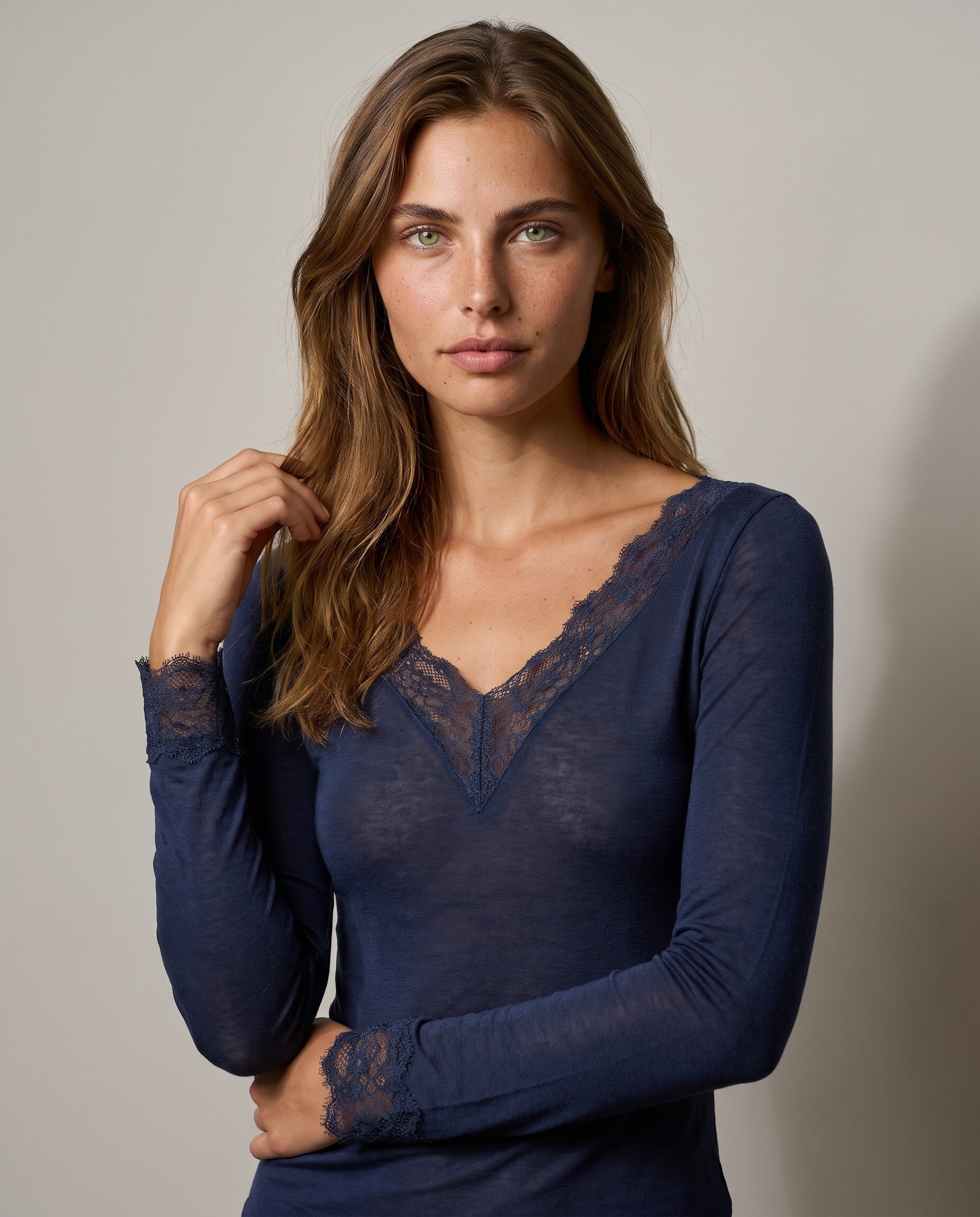 Maglia Essenziale Ultraleggera in Cashmere Scollo a V con pizzo Blu