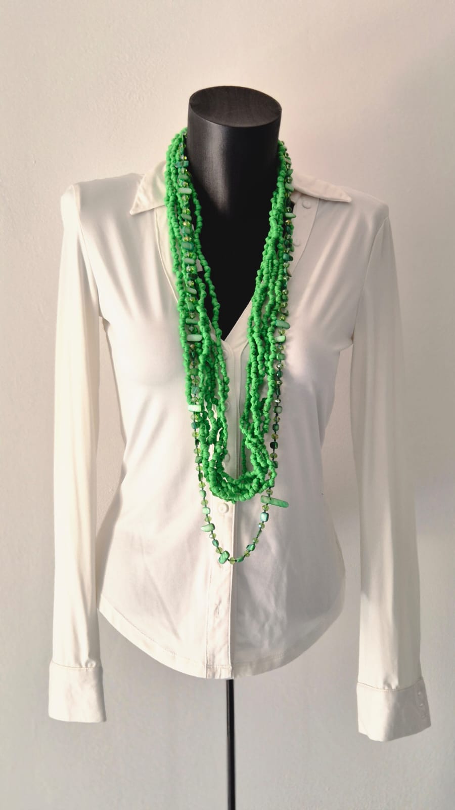Collana artigianale a cinque fili con filo decorativo in perle/pietrine – Roberta Zanelli