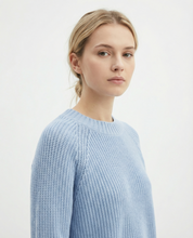 Maglione girocollo azzurro con spacchetti