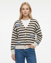 Cardigan a righe con cuori jacquard e bottoni perla – Panna/Marrone