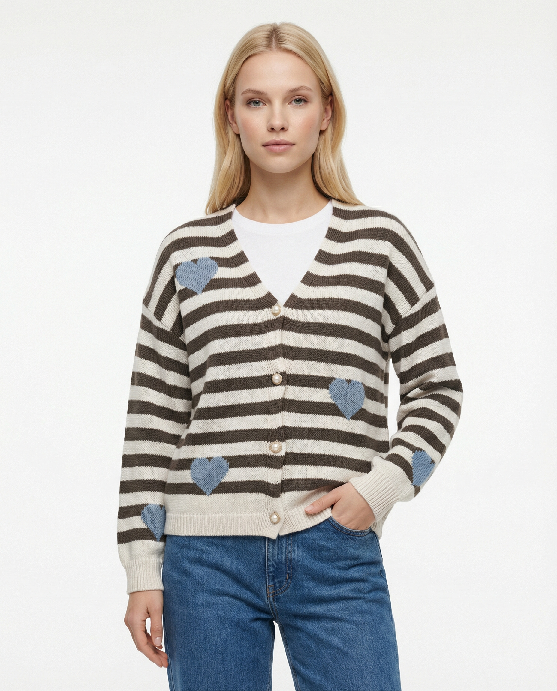 Cardigan a righe con cuori jacquard e bottoni perla – Panna/Marrone