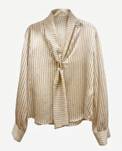 Blusa a righe con scollo foulard e dettaglio dorato – Beige/Ecru