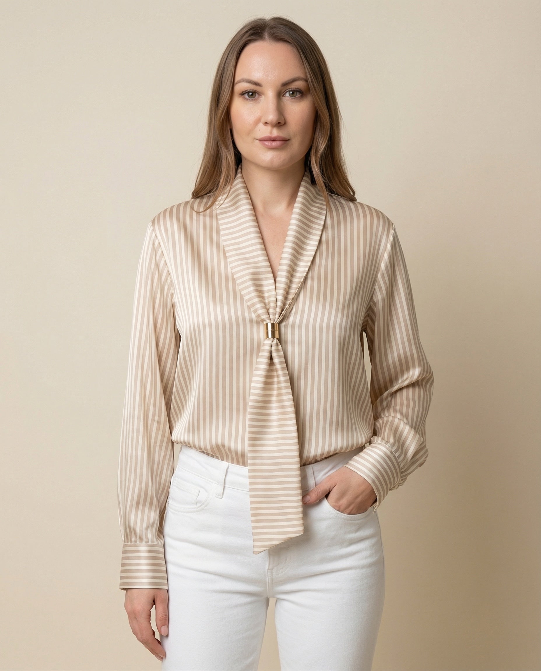 Blusa a righe con scollo foulard e dettaglio dorato – Beige/Ecru